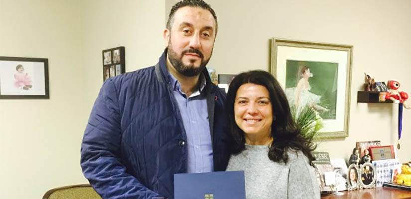 La députée Filomena Rotiroti a remis la médaille de l'Assemblée nationale à Hichem Ayoub. 