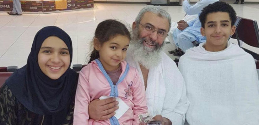 Le 24 décembre 2016, la famille Soufiane arrive en Arabie Saoudite pour le petit pèlerinage à La Mecque. De gauche à droite, on voit Zineb (13 ans), Hajar (5 ans), Azzedine (57 ans) et Ilies (15 ans). 